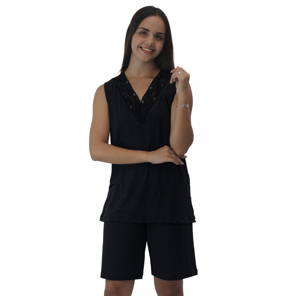 Bermudão Leve com Detalhe em Renda Modal - Preto